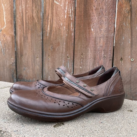 ARAVON Women’s Dolly Mary Jane Flat Brown Leather Size 8 - Picture 1 of 15